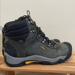 KEEN - NWOT  REVEL III-M Hiking Boot  Outdoor Hiking Boots - Green - 13